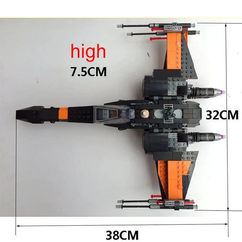 Construye el icónico X-Wing Fighter con este set de 742 piezas de Space Wars. Ideal para coleccionistas, decoración geek y fans de Star Wars. Material ABS resistente.