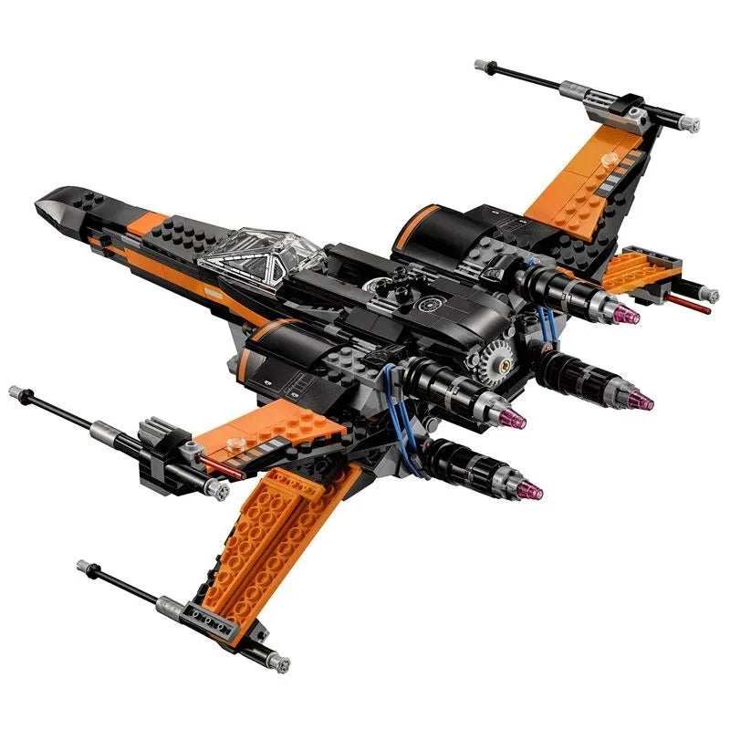 Construye el icónico X-Wing Fighter con este set de 742 piezas de Space Wars. Ideal para coleccionistas, decoración geek y fans de Star Wars. Material ABS resistente.