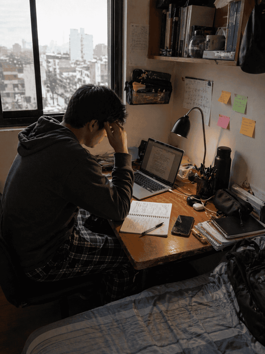 Cómo estudiar o trabajar mejor con poco espacio: setup básico que sí hace diferencia