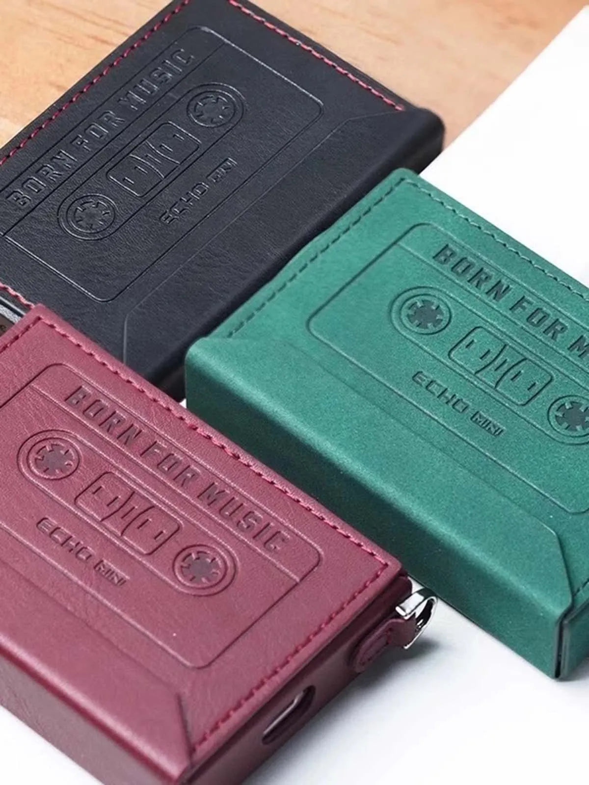 Protege tu Echo Mini con el FiiO SK-Echo-Mini: case retro con cierre magnético, hebilla y acabado PU (negro/rojo) o suede bicolor (verde). Incluye protector.