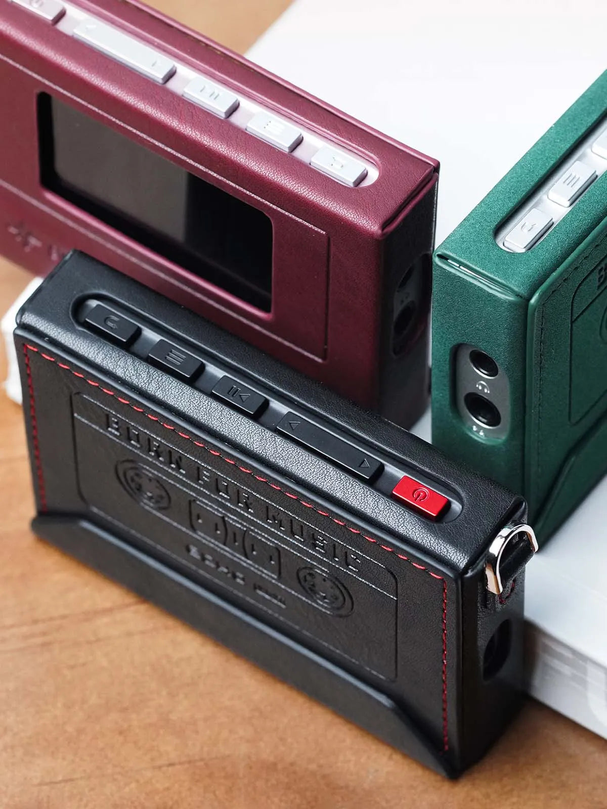 Protege tu Echo Mini con el FiiO SK-Echo-Mini: case retro con cierre magnético, hebilla y acabado PU (negro/rojo) o suede bicolor (verde). Incluye protector.