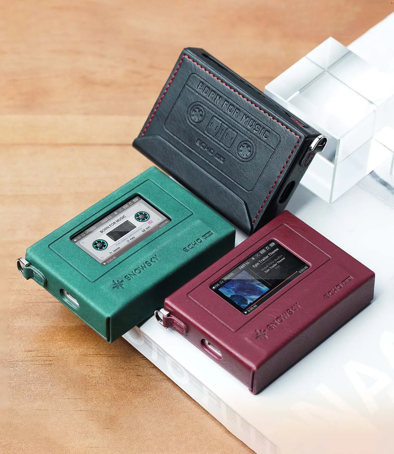 Protege tu Echo Mini con el FiiO SK-Echo-Mini: case retro con cierre magnético, hebilla y acabado PU (negro/rojo) o suede bicolor (verde). Incluye protector.