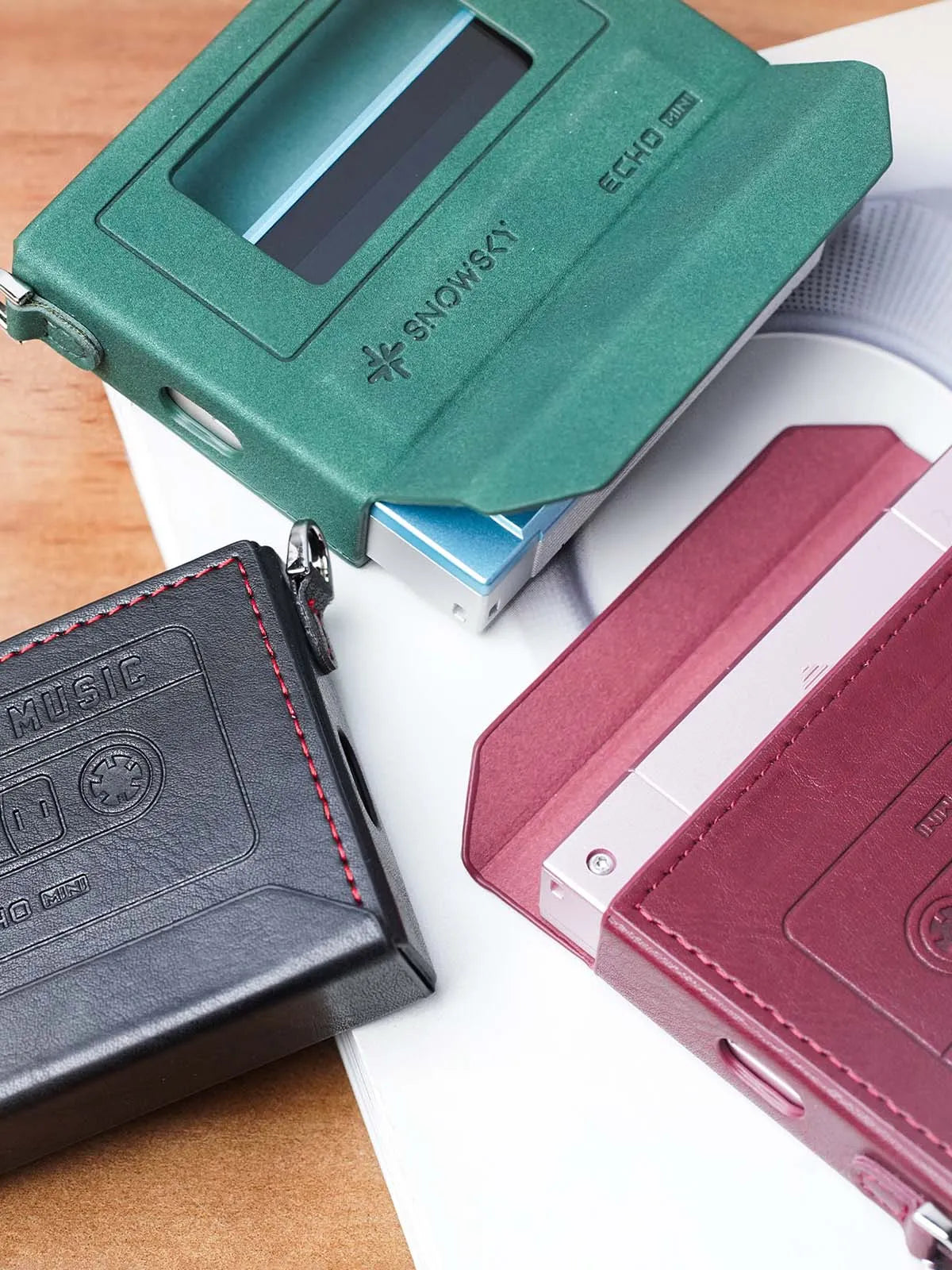 Protege tu Echo Mini con el FiiO SK-Echo-Mini: case retro con cierre magnético, hebilla y acabado PU (negro/rojo) o suede bicolor (verde). Incluye protector.