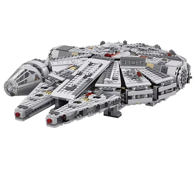 Construye el Halcón Milenario con este set de 1358 piezas tipo LEGO. Ideal para fans de Star Wars y amantes de los modelos detallados. ¡Una nave épica para armar y coleccionar!