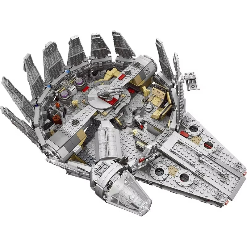 Construye el Halcón Milenario con este set de 1358 piezas tipo LEGO. Ideal para fans de Star Wars y amantes de los modelos detallados. ¡Una nave épica para armar y coleccionar!