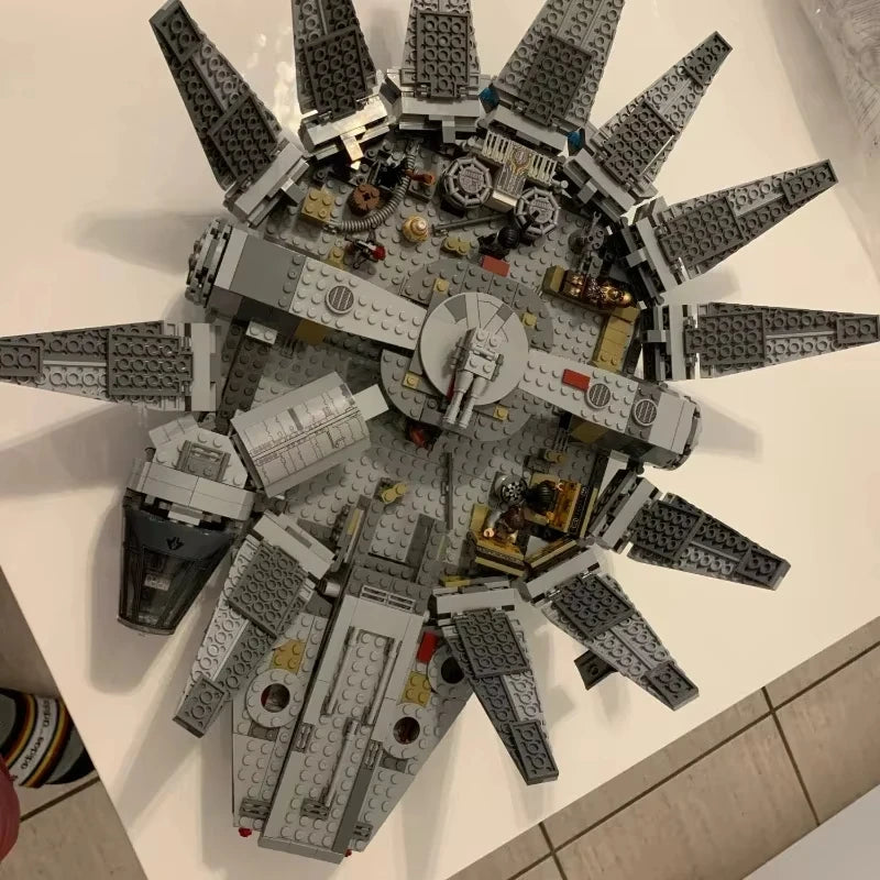 Construye el Halcón Milenario con este set de 1358 piezas tipo LEGO. Ideal para fans de Star Wars y amantes de los modelos detallados. ¡Una nave épica para armar y coleccionar!