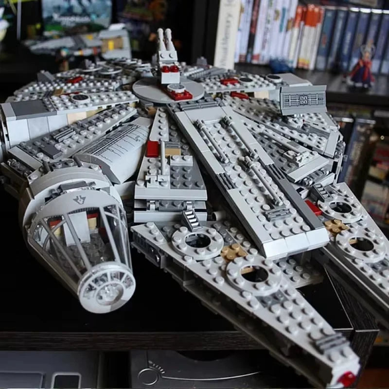 Construye el Halcón Milenario con este set de 1358 piezas tipo LEGO. Ideal para fans de Star Wars y amantes de los modelos detallados. ¡Una nave épica para armar y coleccionar!