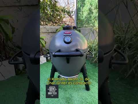 El Char-Griller AKORN Jr. es un kamado compacto con piedra incluida, parrillas de hierro fundido y control de temperatura para asar, ahumar y hornear donde quieras.